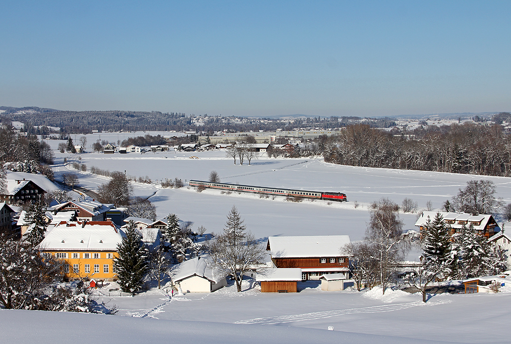 Weißer Zug in weißer Allgäulandschaft