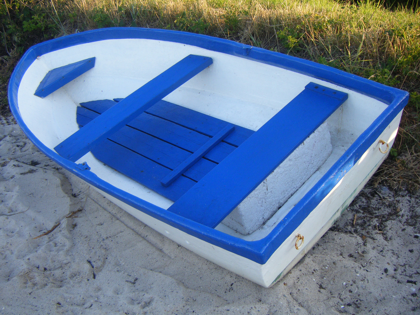 weißes Boot am Strand