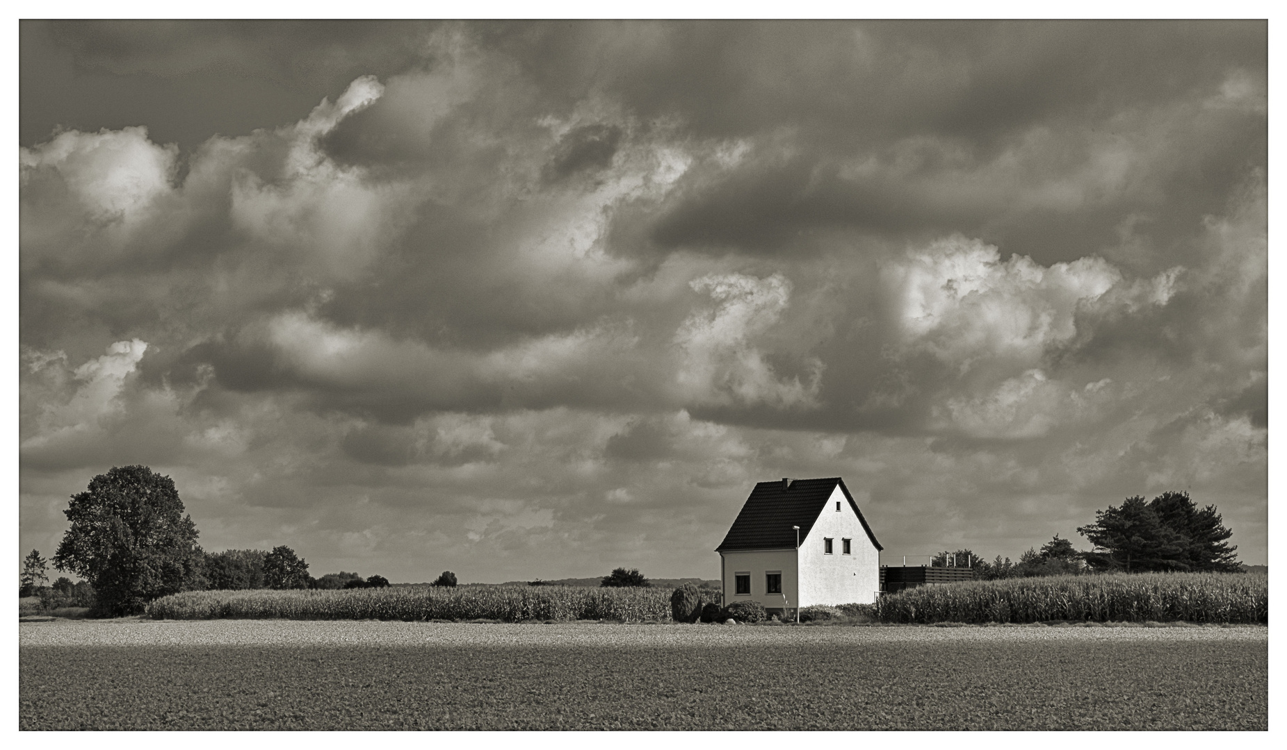 Weißes Haus in Feldlandschaft