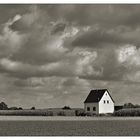 Weißes Haus in Feldlandschaft