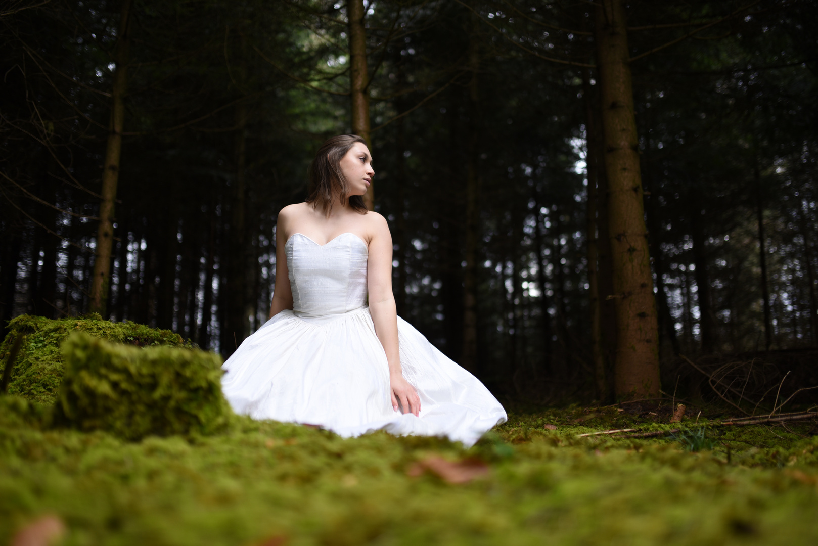 weißes Kleid im Walde