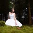 weißes Kleid im Walde