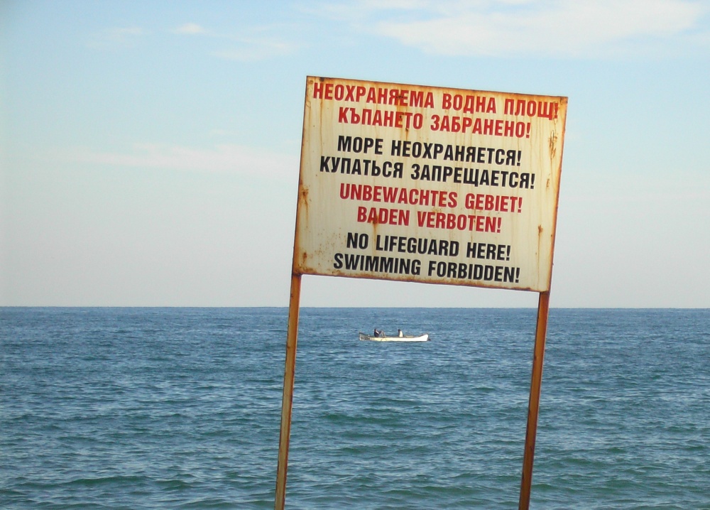 Weißes Schild mit roter Schrift am Schwarzen Meer