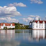 Weißes Schloss im Abendlicht