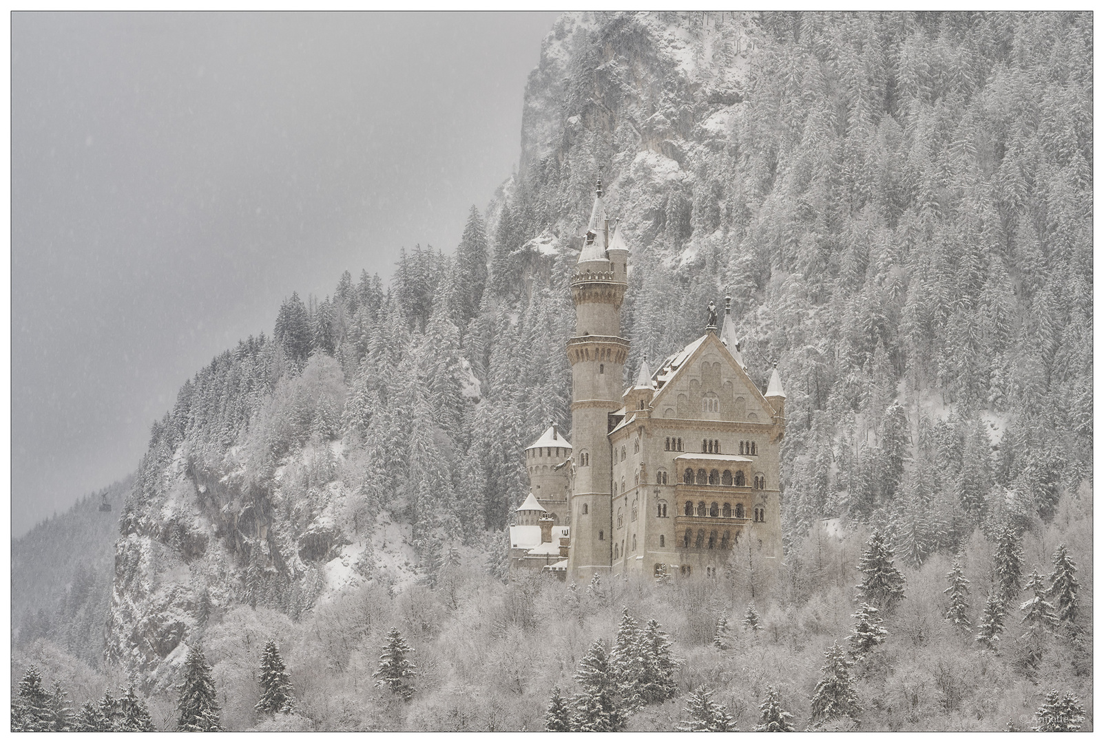 Weißes Schloss vor weißem Hintergrund