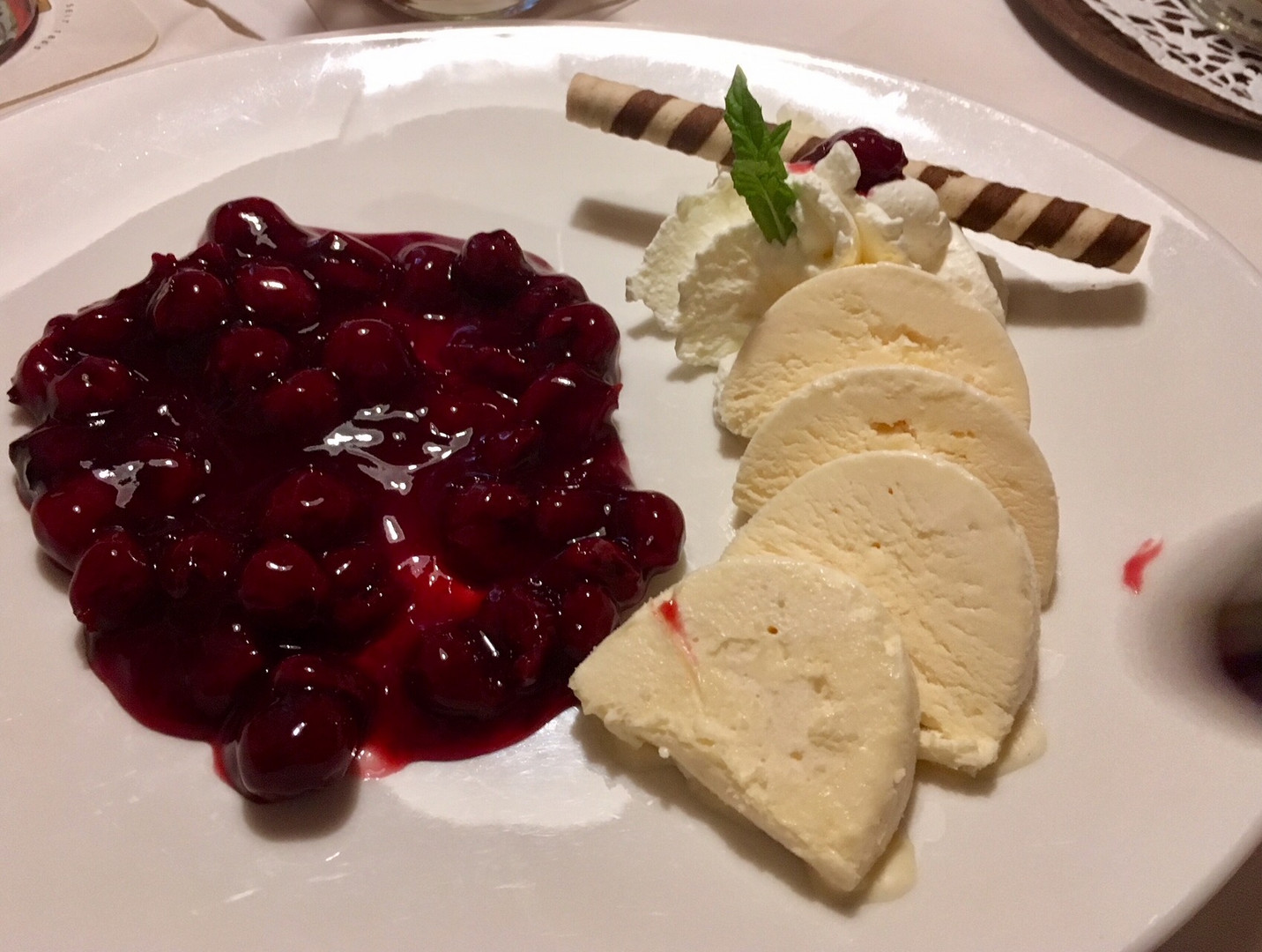 Weißes Schokoladenparfait mit KIRSCHEN