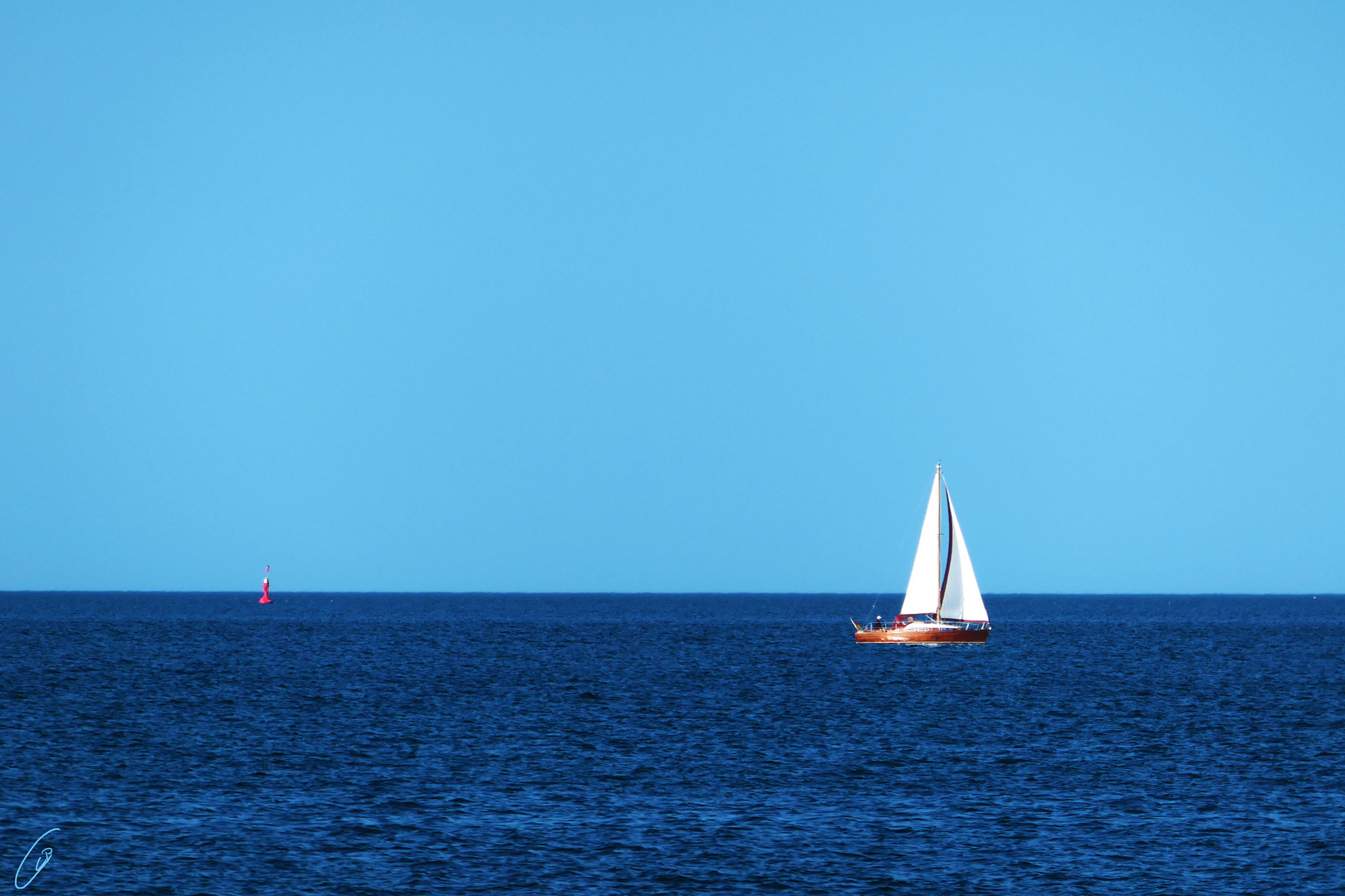 Weißes Segel auf blau