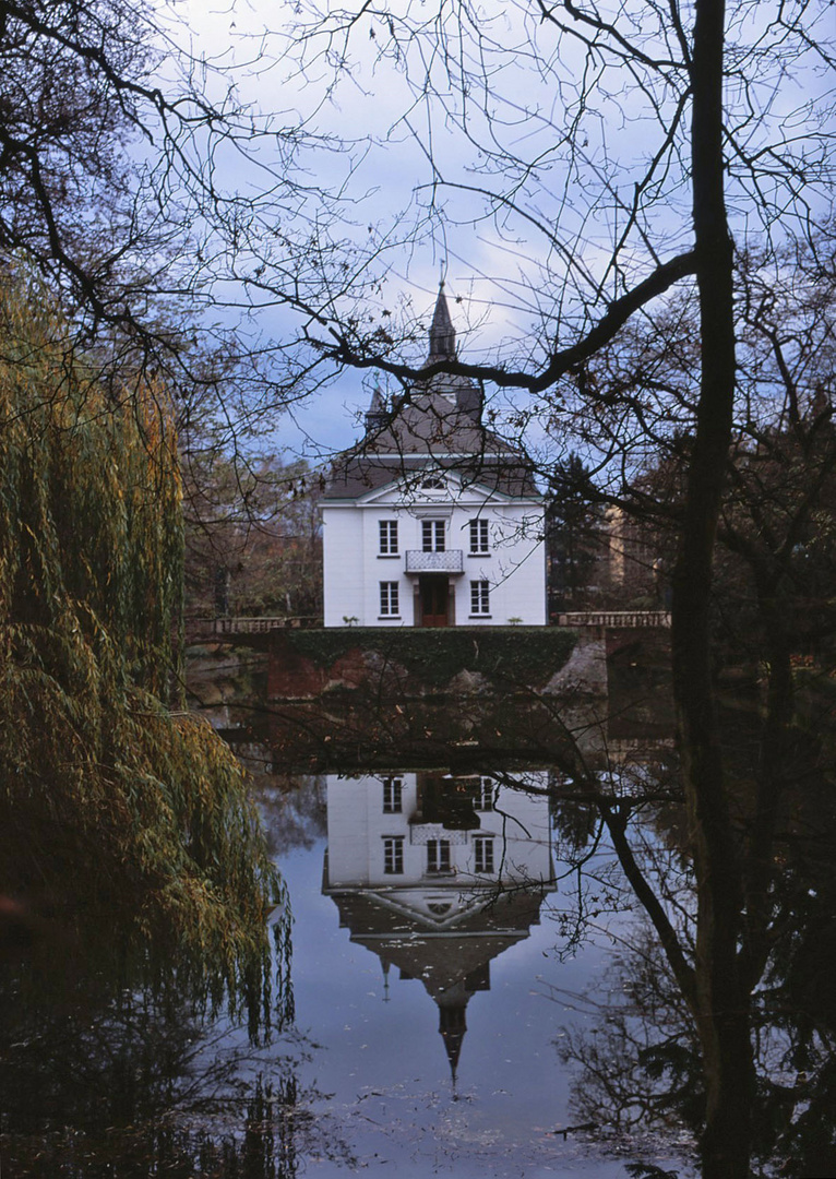 Weißhaus an der Luxemburger Strasse im Kölner Süden