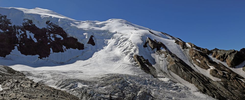 Weissmies Haupt-und Vorgipfel steil nach oben gesehen ...