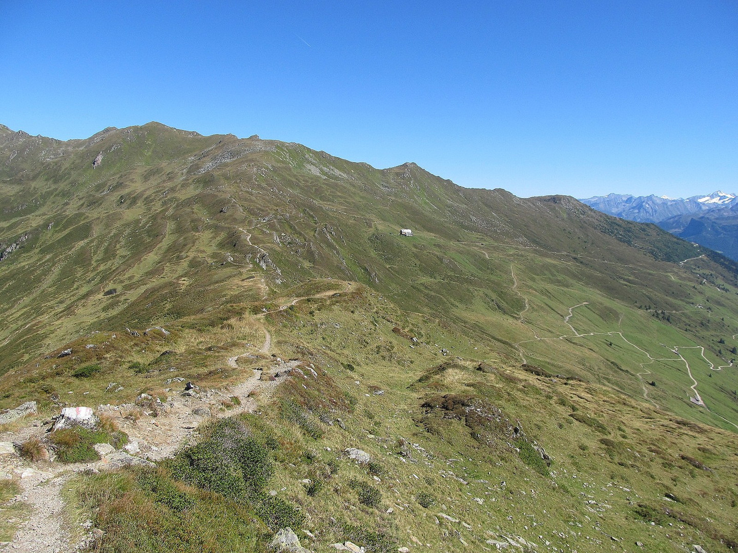 Weit hinten die Rastkogelhütte