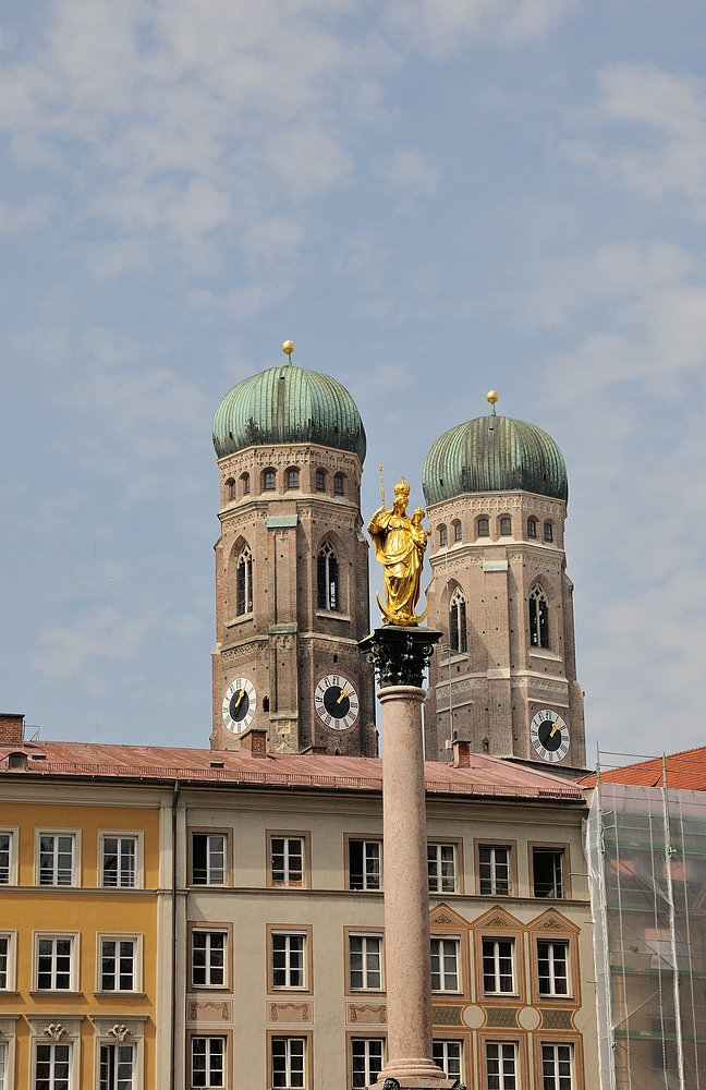 Weit über den Dächern von München ragt das Wahrzeichen der Stadt, der...