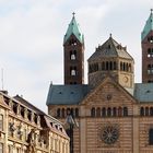 Weit über die Dächer von Speyer ragt der Kaiserdom, ein beeindruckendes Bauwerk.