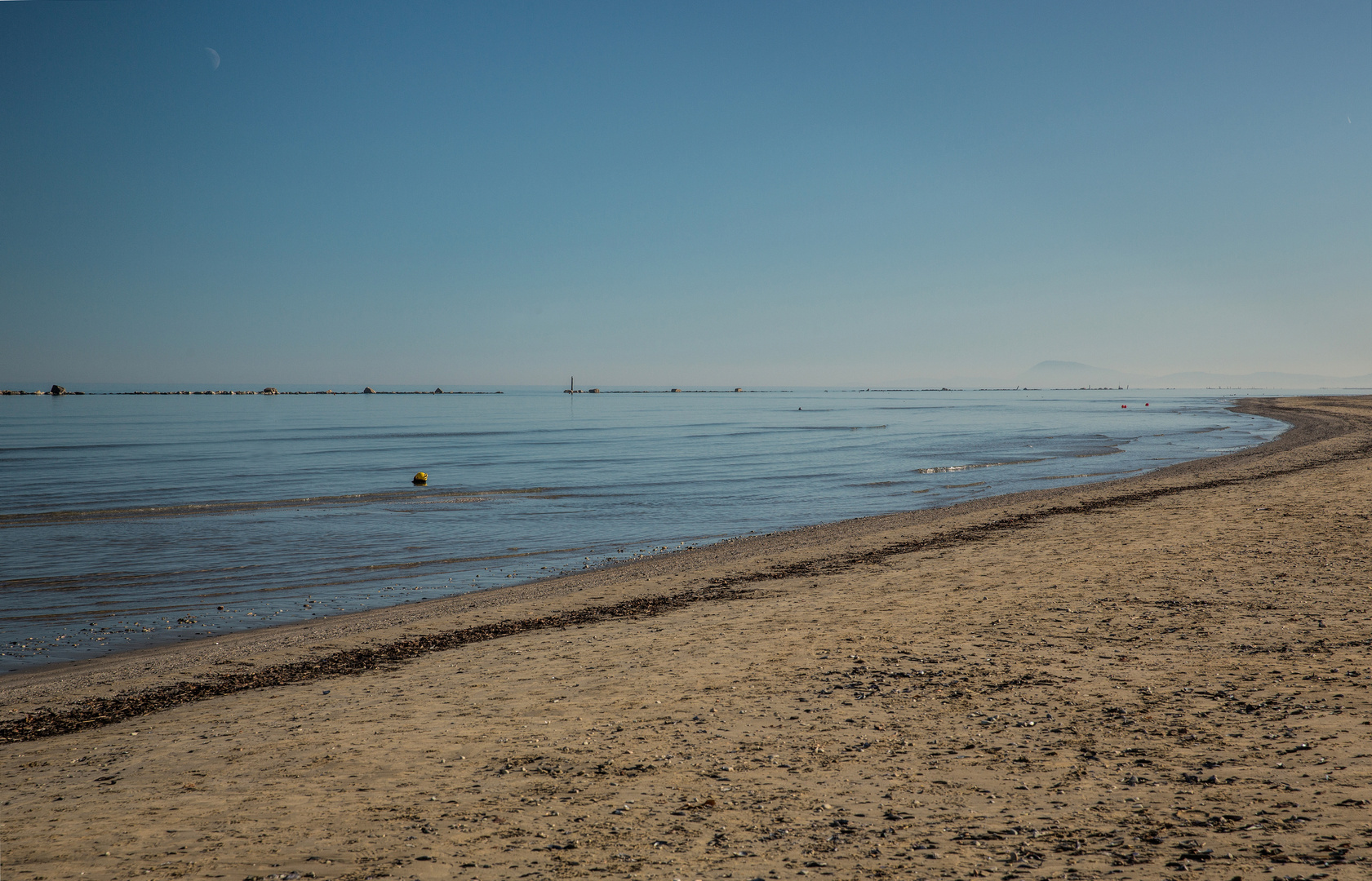 weit und breit kein Mensch am Strand...