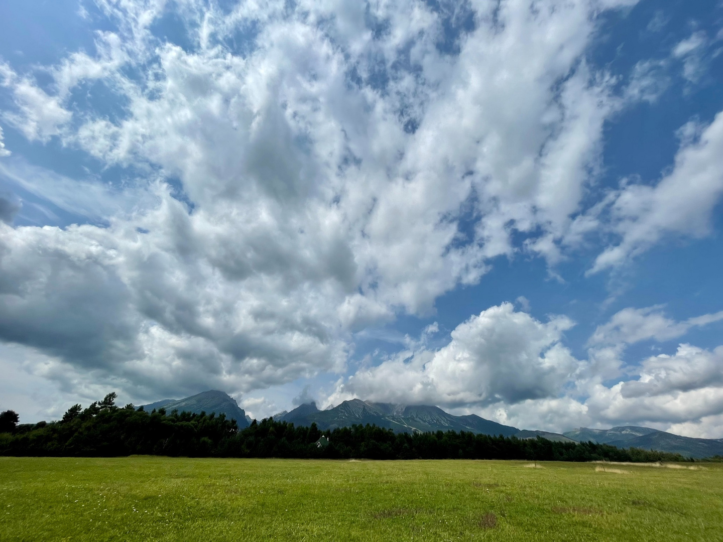 weit weit weg: Lomnitzer Spitze hinter den Wolken 