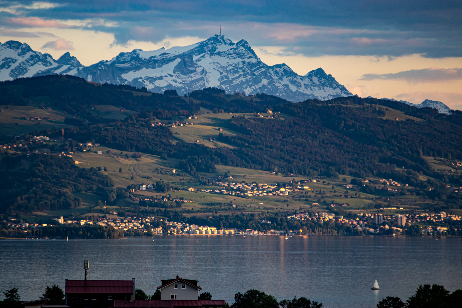 Weitblick auf See und Berge