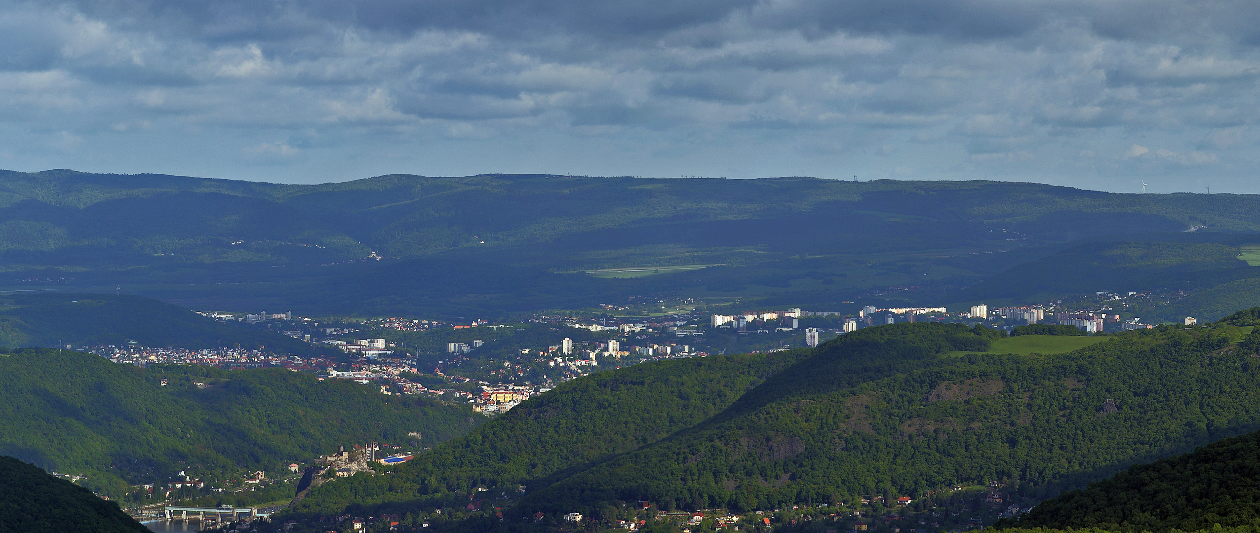 Weitblick auf Usti nad Labem vom Varhost, einem der rechtselbischen...