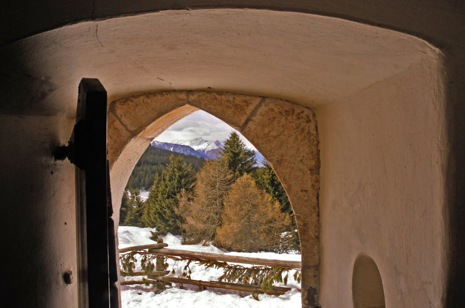 Weitblick aus der Türe einer Bergkirche...