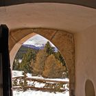 Weitblick aus der Türe einer Bergkirche...