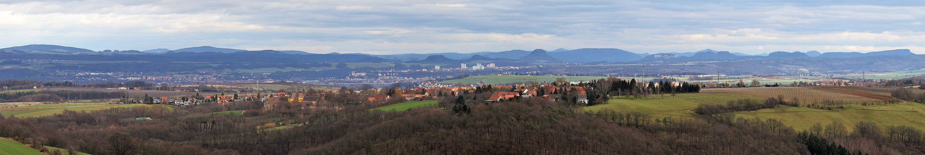 Weitblick bis nach Böhmen von Babisnau südlich von Dresden aus und ich glaube...