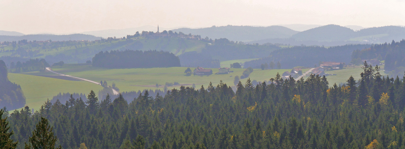 Weitblick mit Kirche