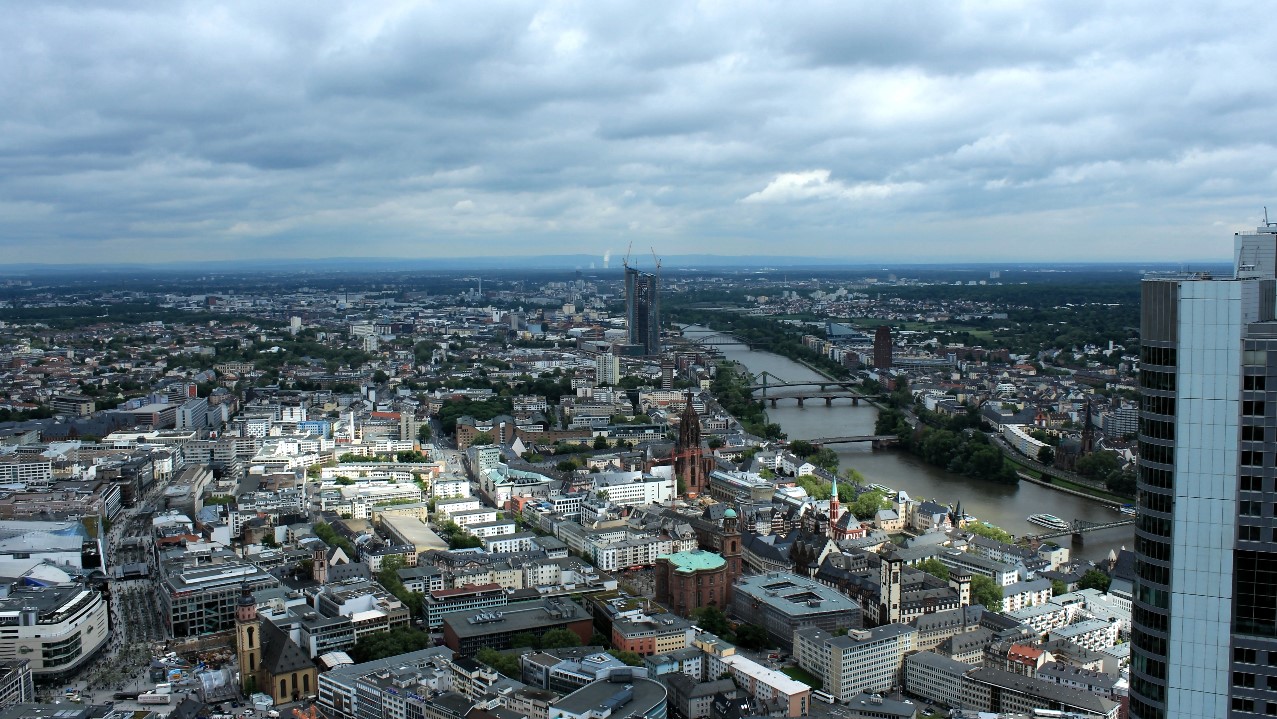 Weitblick vom Main Tower über Frankfurt