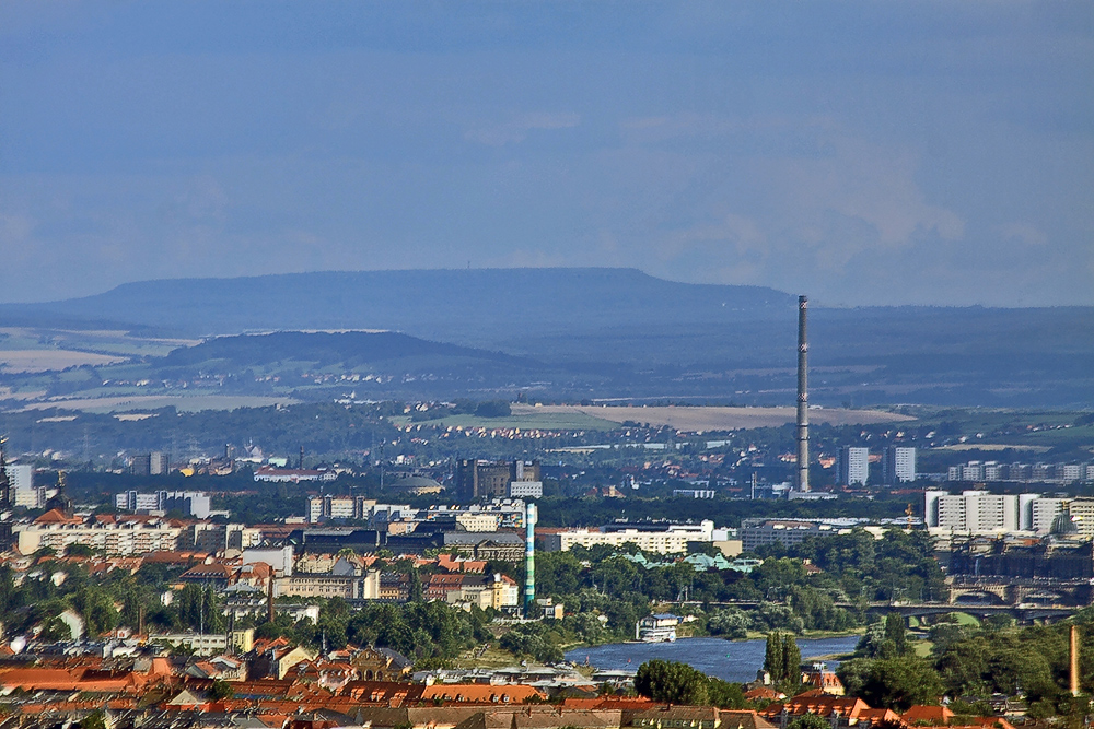 Weitblick von der rechten Elbseite in den Weinbergen bis nach Böhmen...