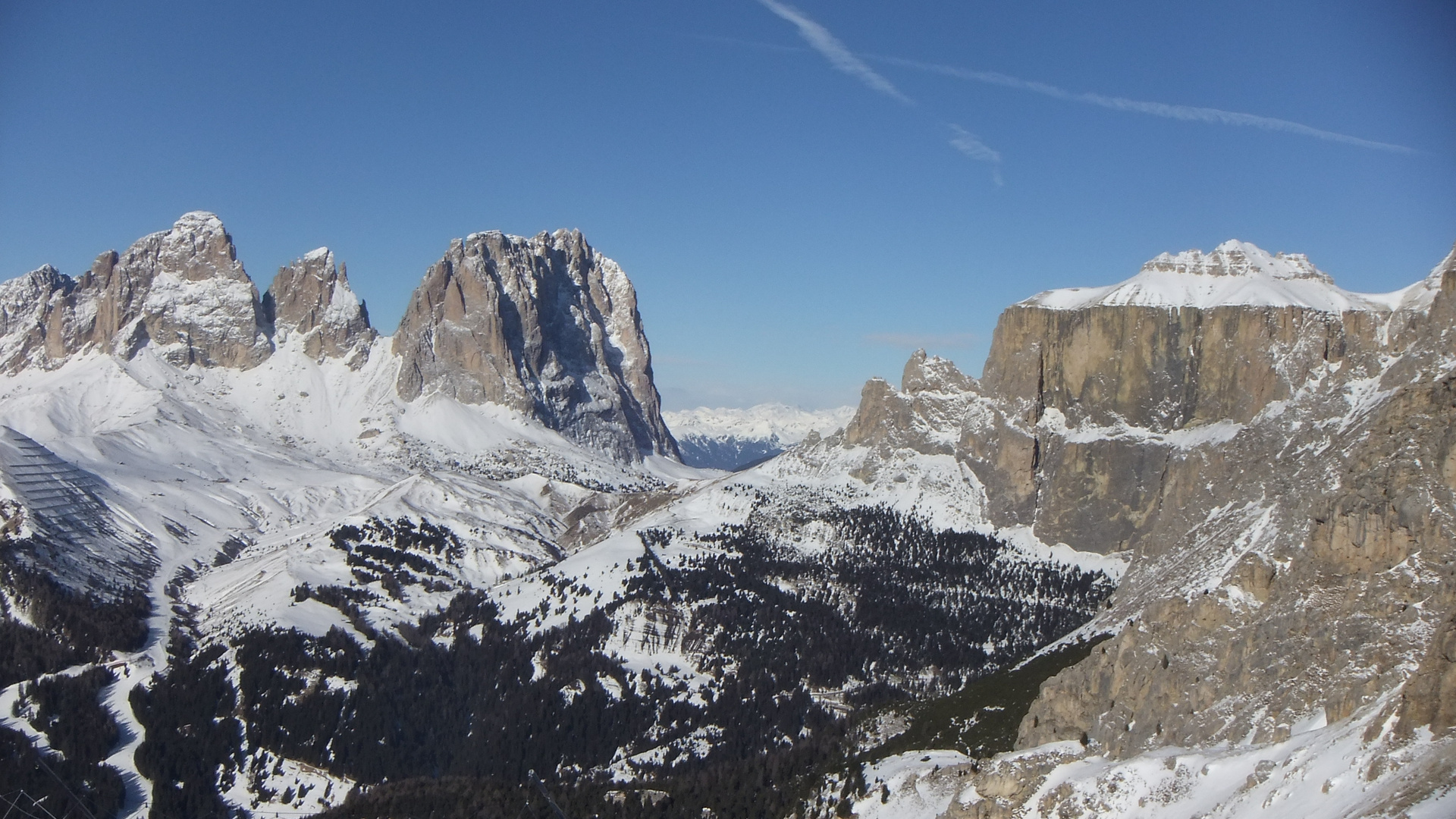 Weitblick zwischen Langkofel und Sellamassiv