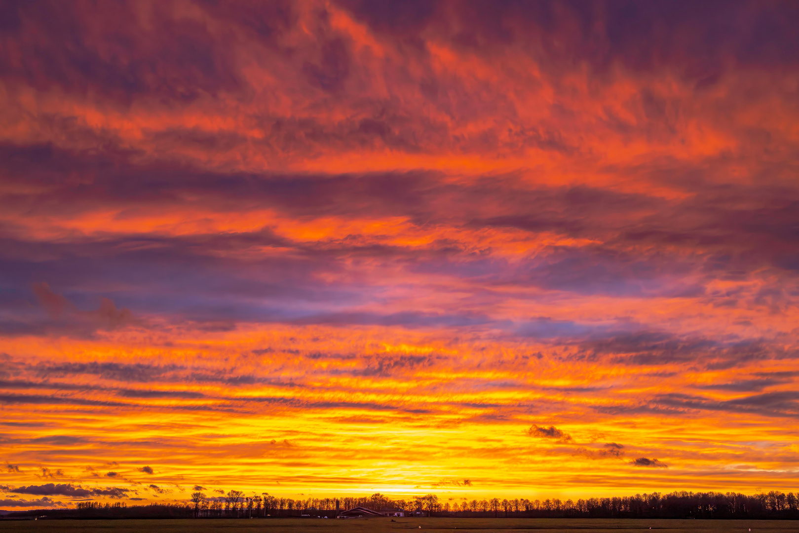 Weite Landschaft bei Sonnenuntergang / Wide landscape at sunset