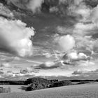 Weite mit Wolken und Licht im Herbst