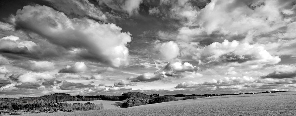 Weite mit Wolken und Licht im Herbst