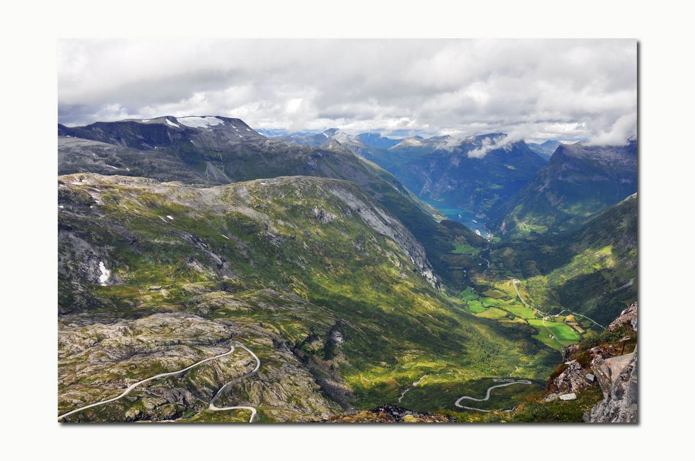 Weite Sicht auf den Geiranger Fjord