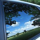 Weiter Blick auf die Felder in Schleswig-Holstein durch die Auto-Fensterscheibe