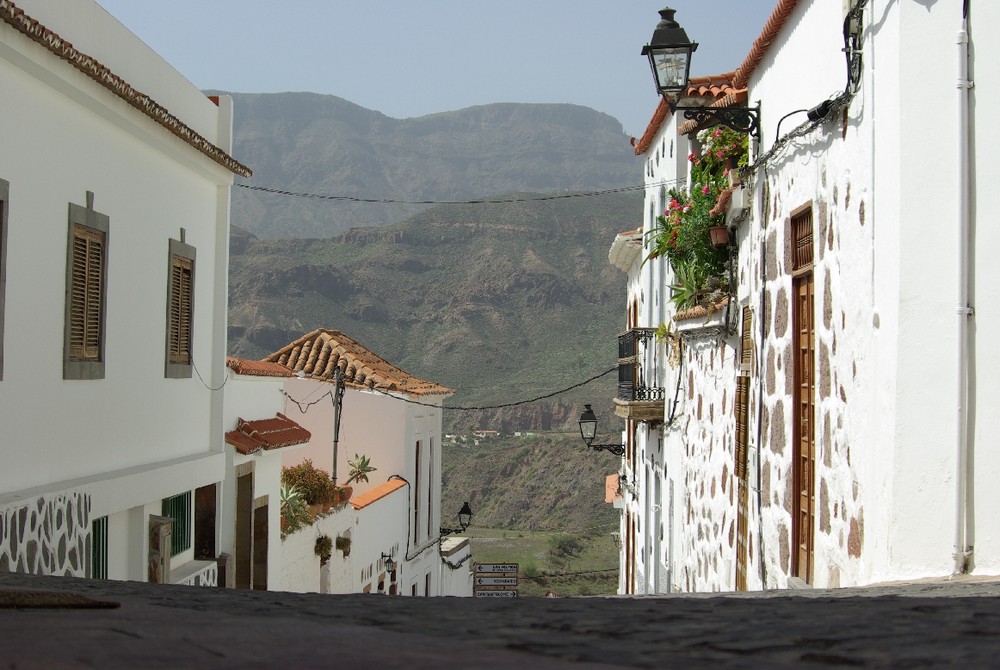 weiter Blick durch eine Gasse in Santa Lucia