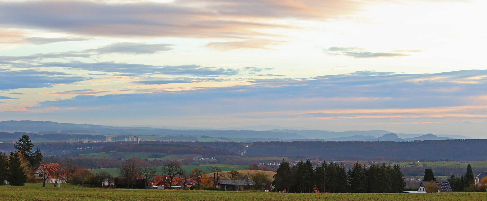 Weiter Blick ins Land bis zum  Hoburkersdorfer Rundblick ...