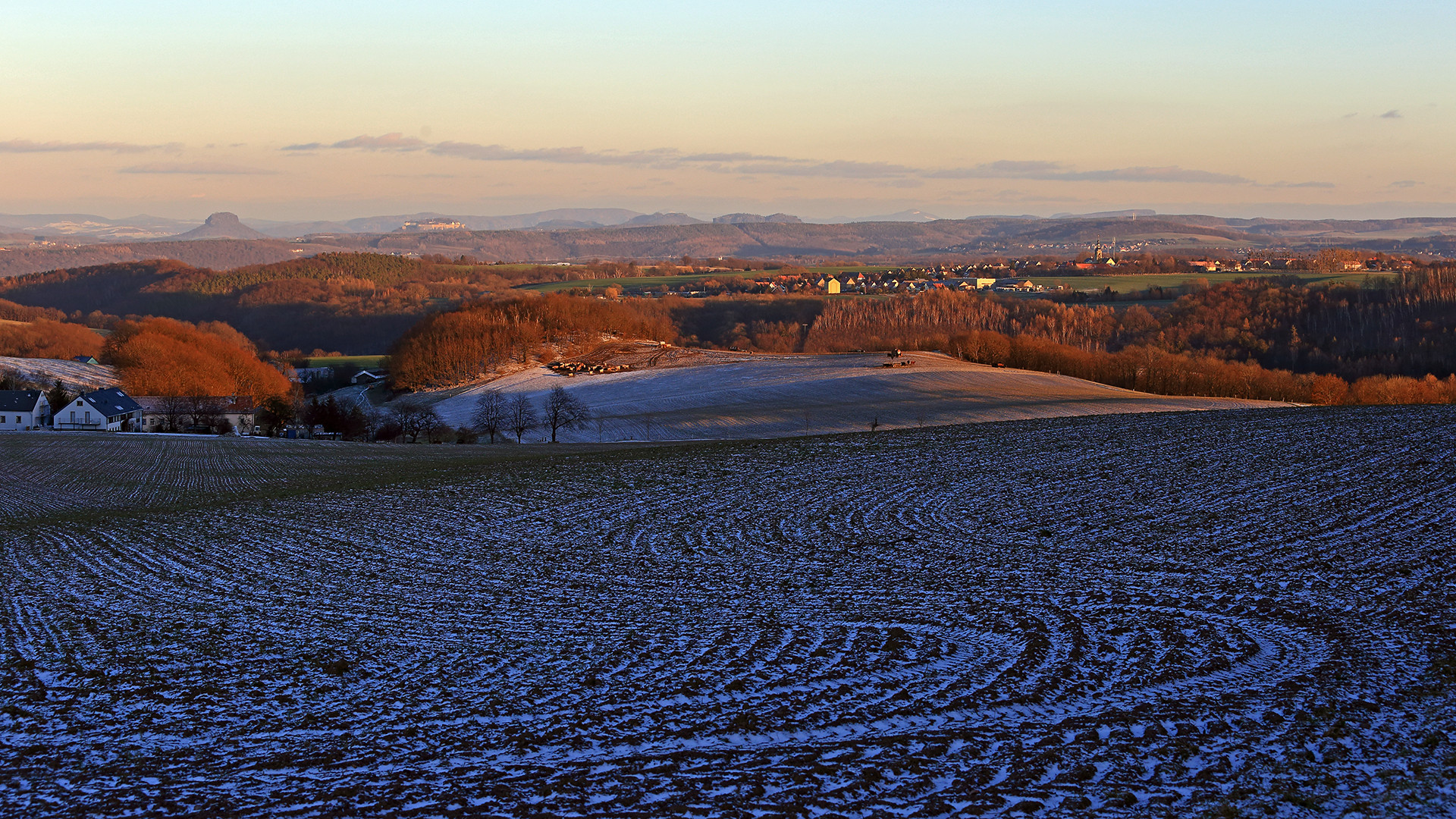 Weiter Blick kurz vor Sonnenuntergang über das Müglitztal in die Sächsische Schweiz...