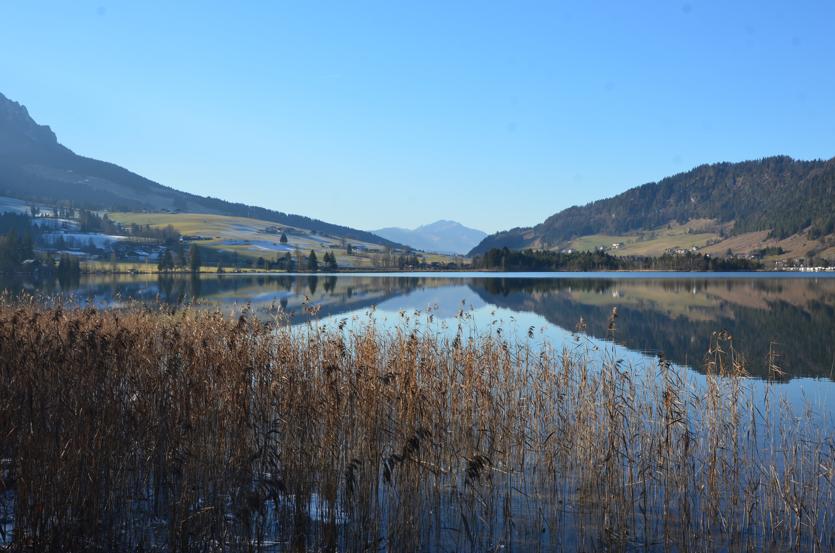 Weiter Blick über den See in die Bergwelt