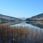 Weiter Blick über den See in die Bergwelt