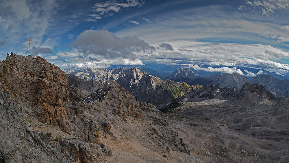 Weiter Blick über die Berge