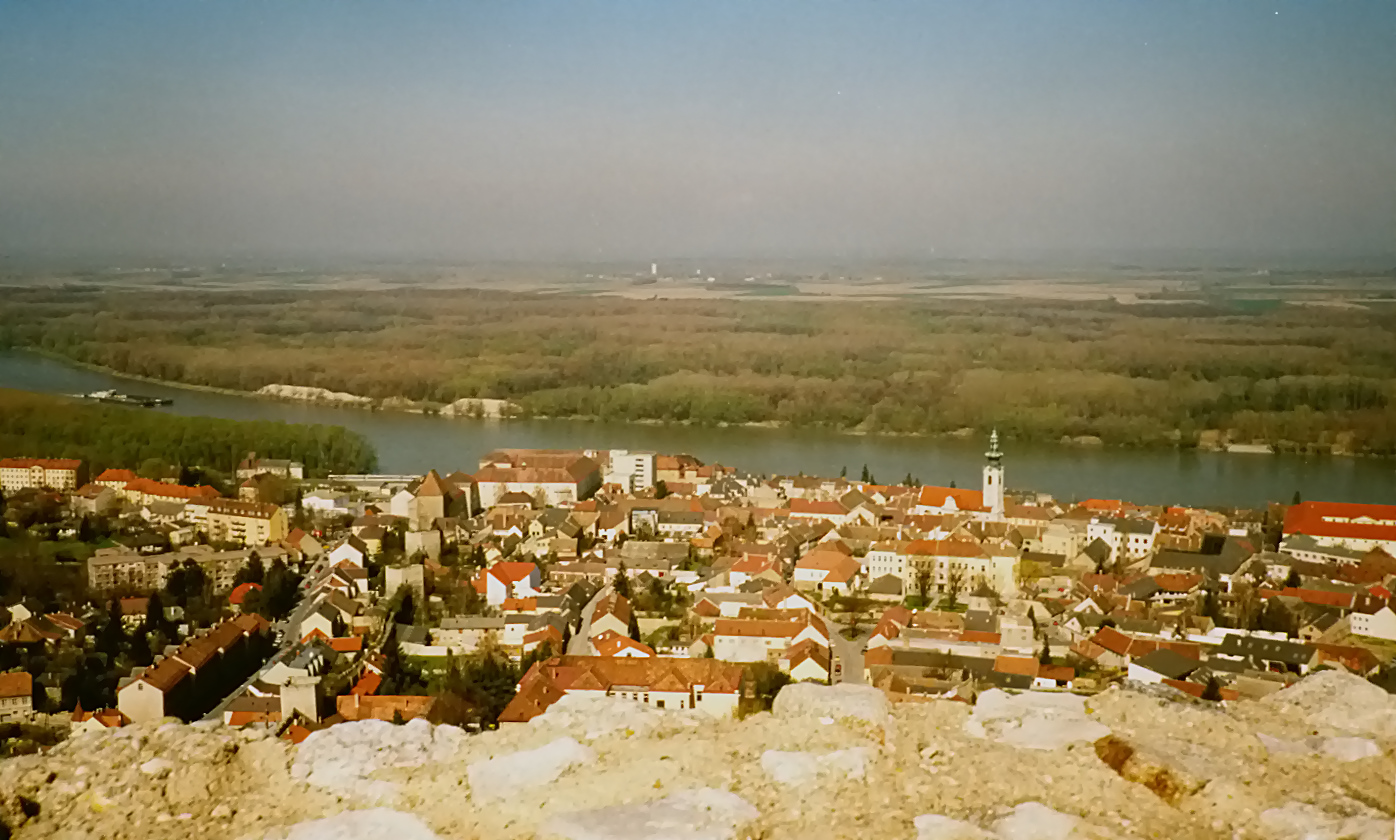 Weiter Blick vom Schloßberg auf Hainburg,Donau,Donauauen und das Marchfeld.