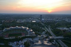 Weiter Blick von oben bei Sonneuntergang 