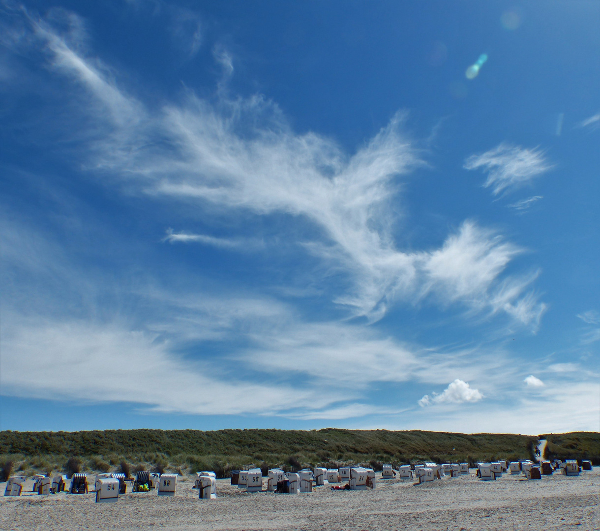 Weiter Himmel über dem sommerlichen Strand von Spiekeroog