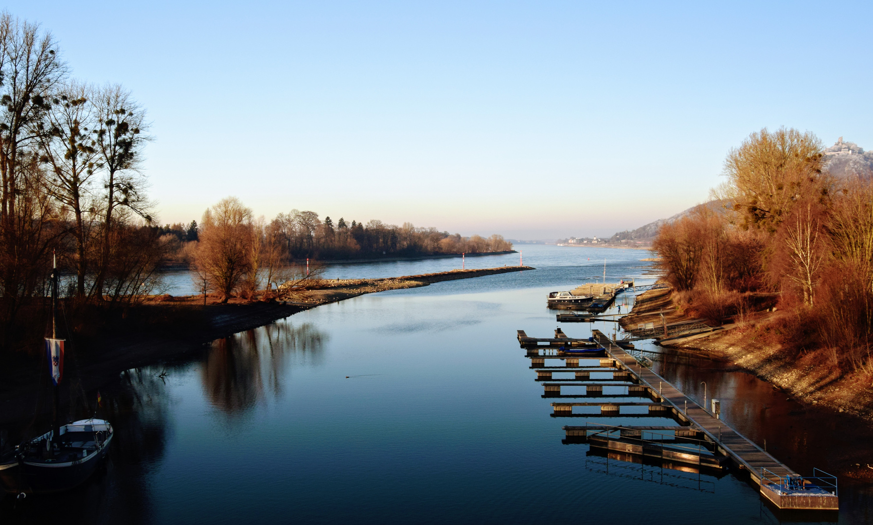 weiter Rheinblick.stromabwärts Ende Dezember...