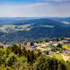 Weites Land in dem sich Wald und Wiesen abwechseln