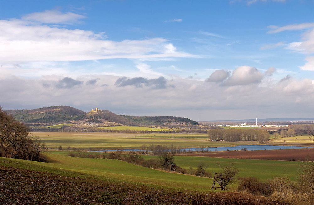 Weites Land mit Burg