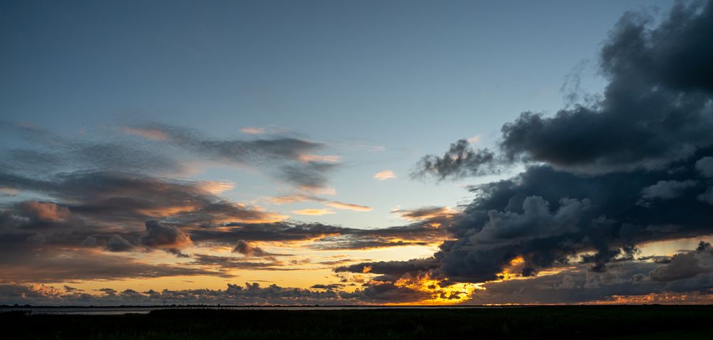 weites Land mit hohem Himmel