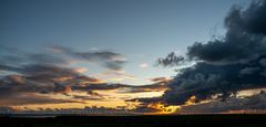 weites Land mit hohem Himmel