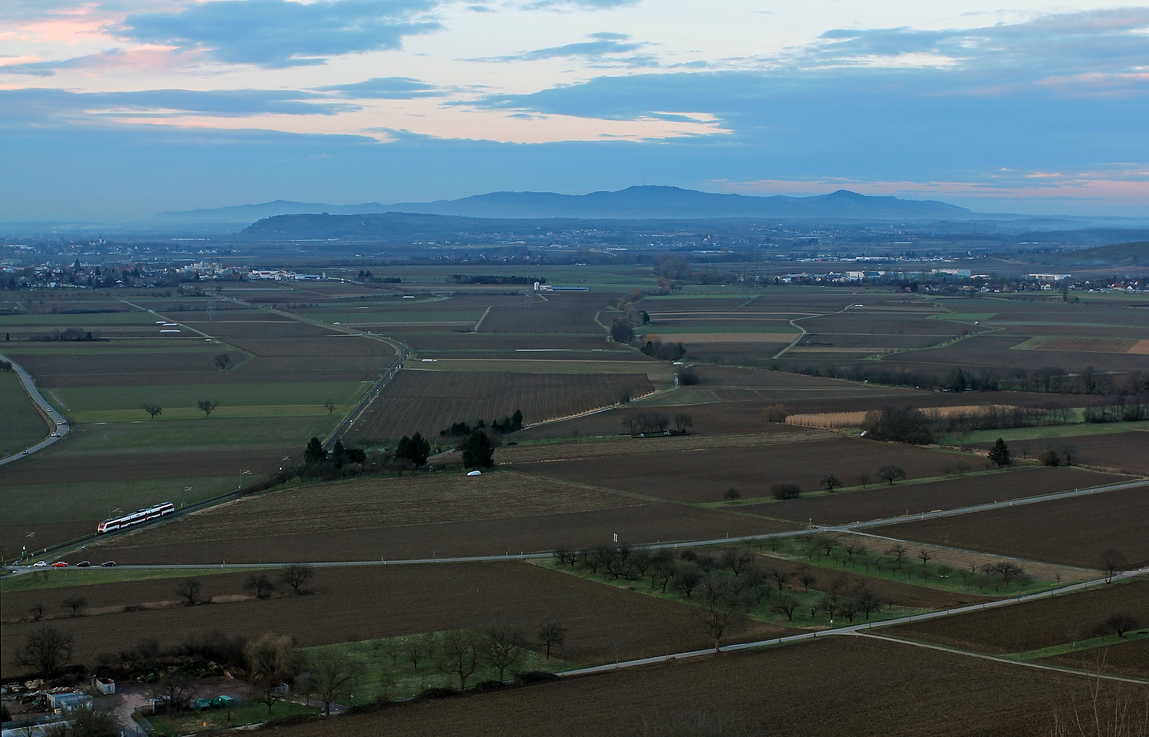 weites Land und blaue Berge