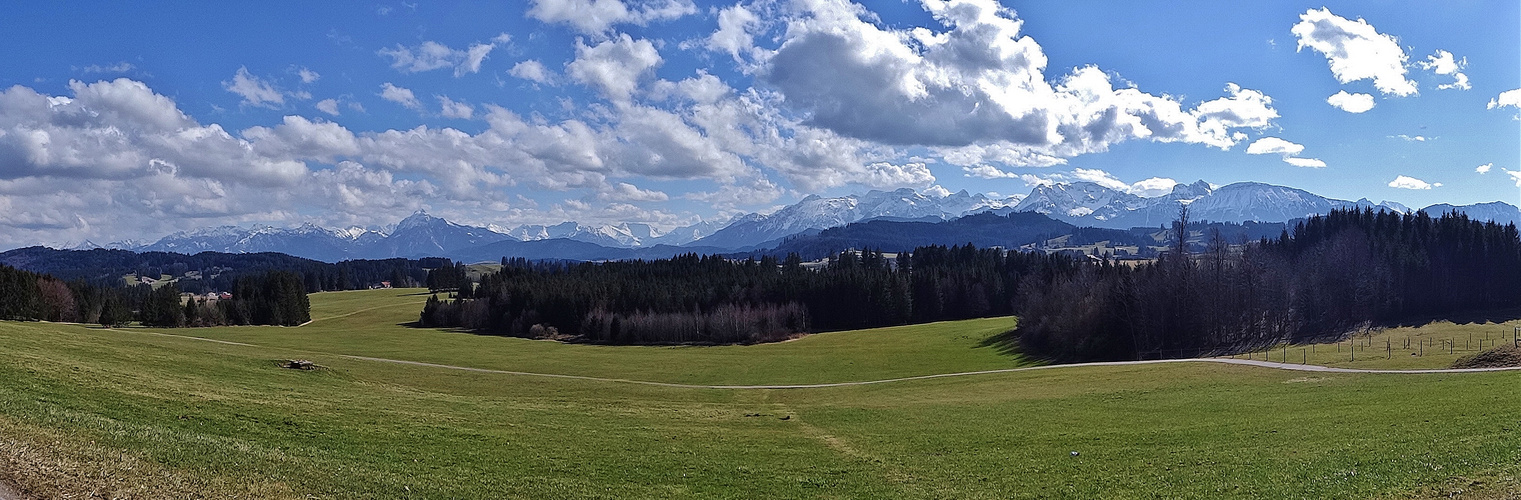 Weitsicht an einem Märztag im Ostallgäu