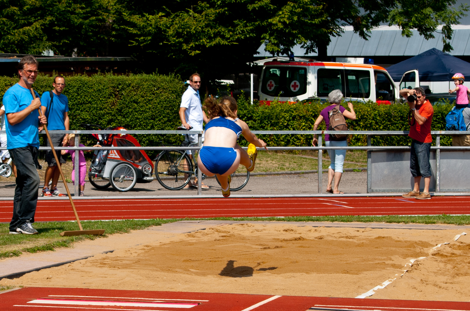 Weitsprung von hinten gesehen