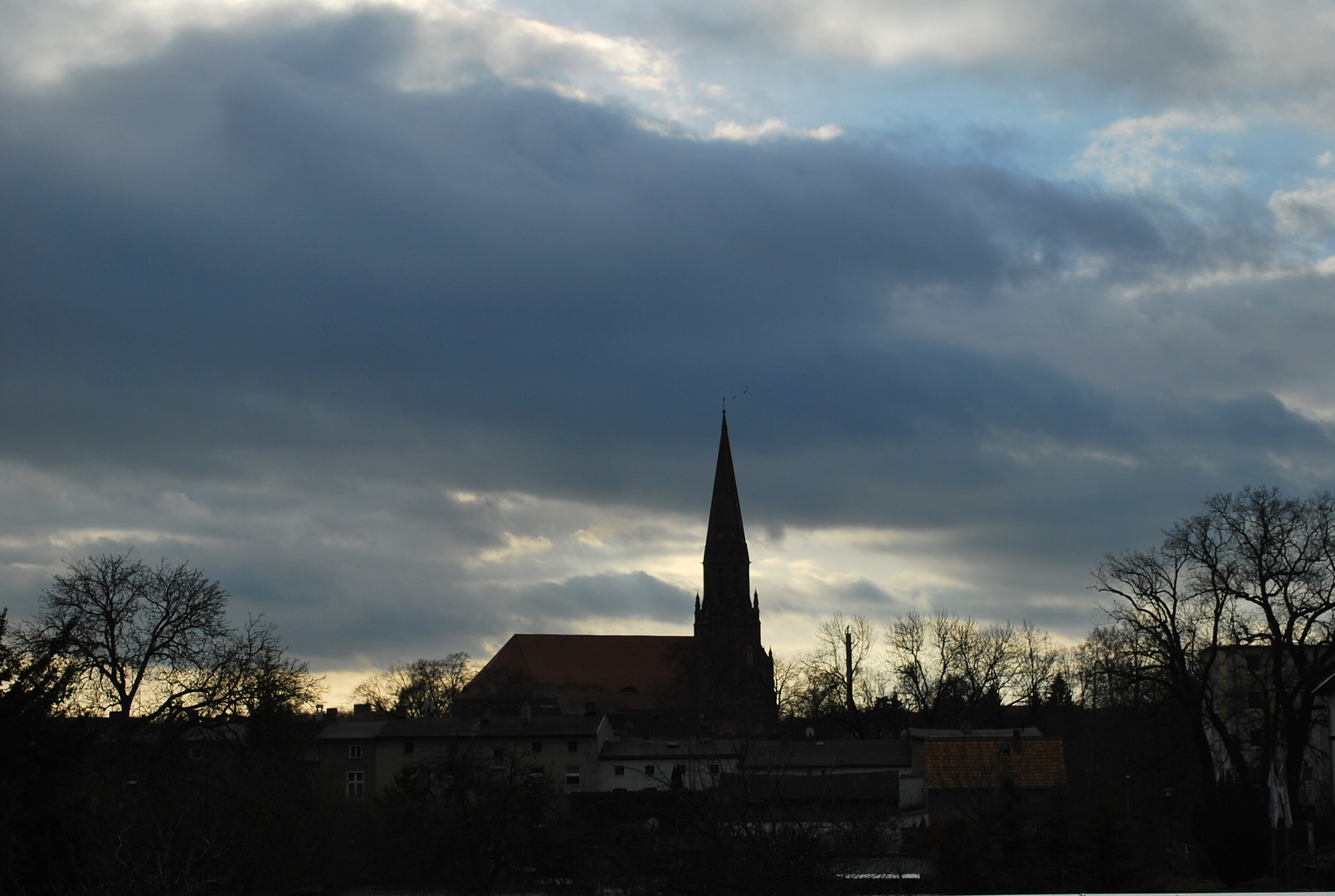 Welche Kirche verbirgt sich im Hintergrund?